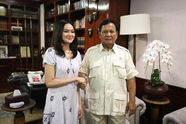 Ulta Levenia saat bertemu Prabowo Subianto. (Instagram @leveenia)